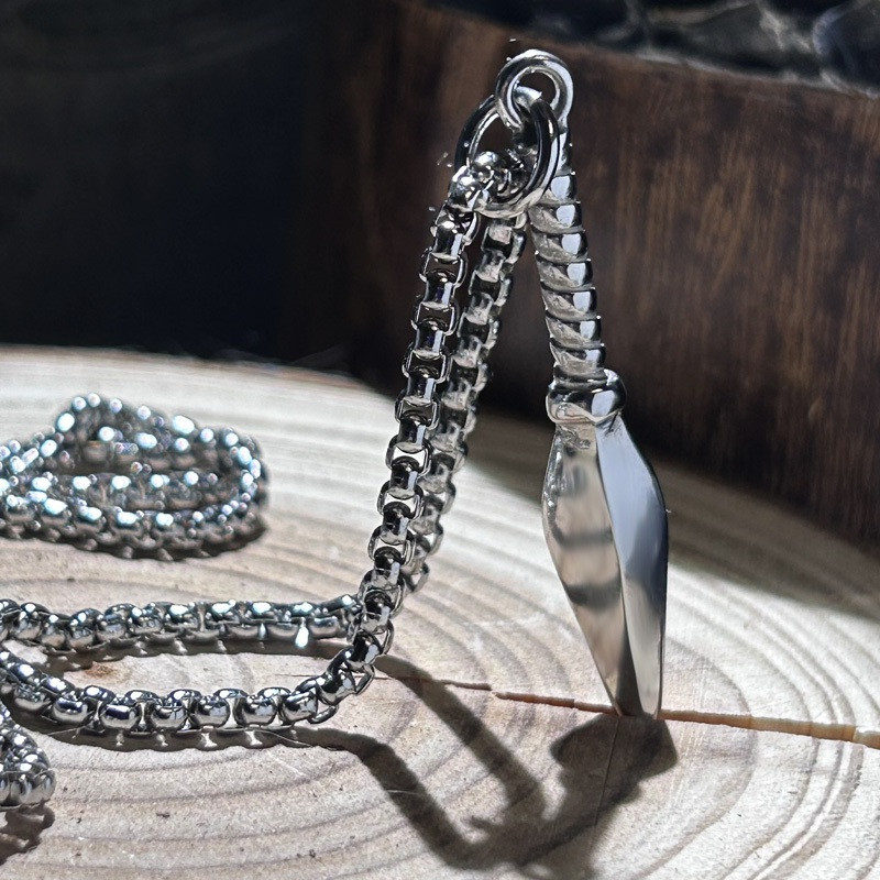 Kalung Pria Titanium Liontin Kunai Kalung Titanium Pria Wanita Liontin Mata Panah Premium Original