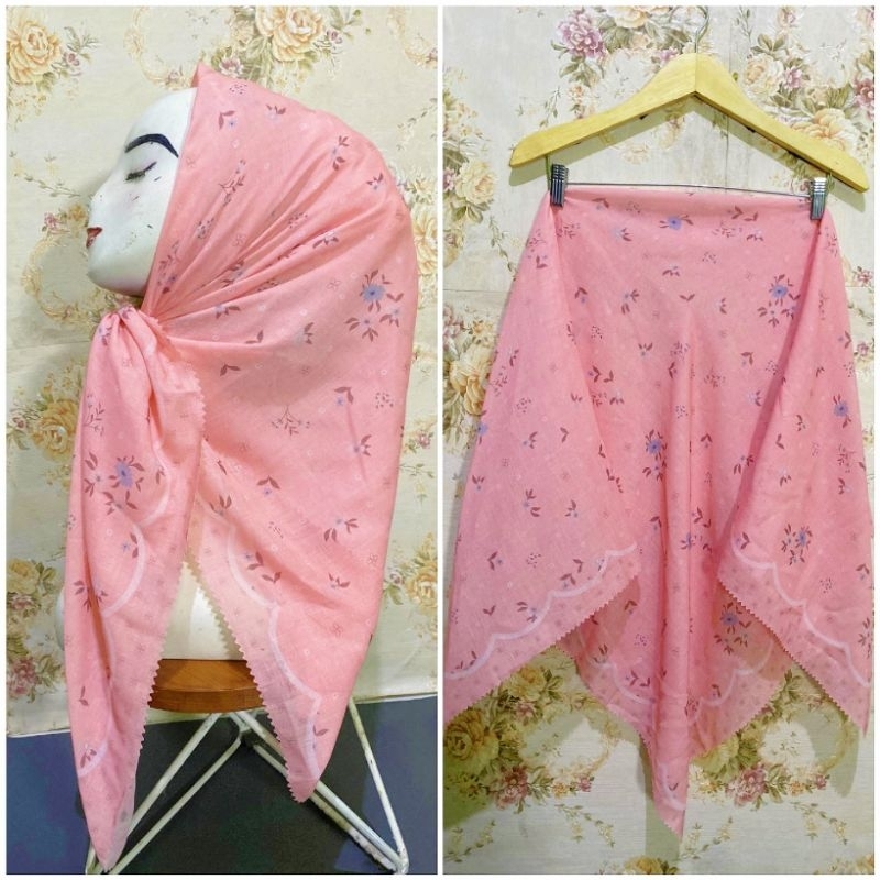 HIJAB SEGI EMPAT VOAL MOTIF BUNGA KECIL PEACH