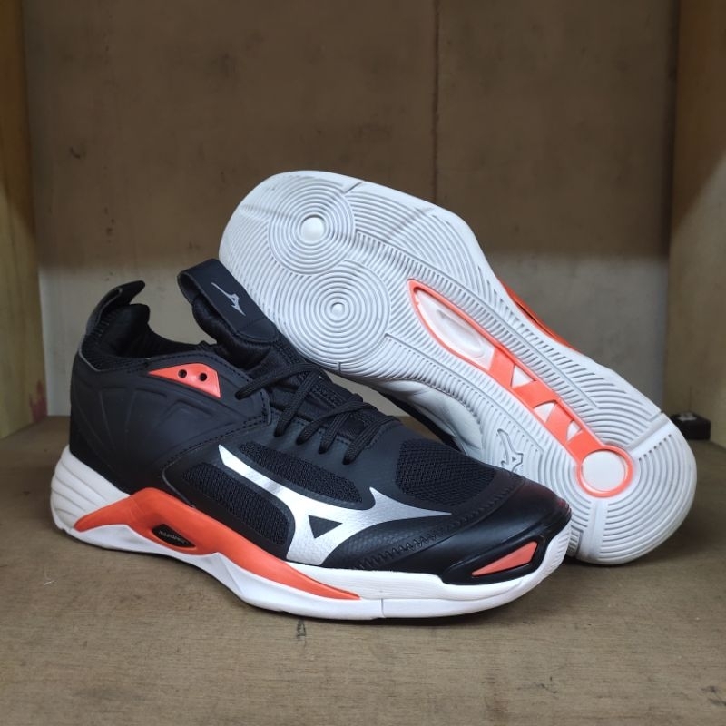 Sepatu Mizuno Wave Momentum 2 Low Black Orange Olahraga Volly