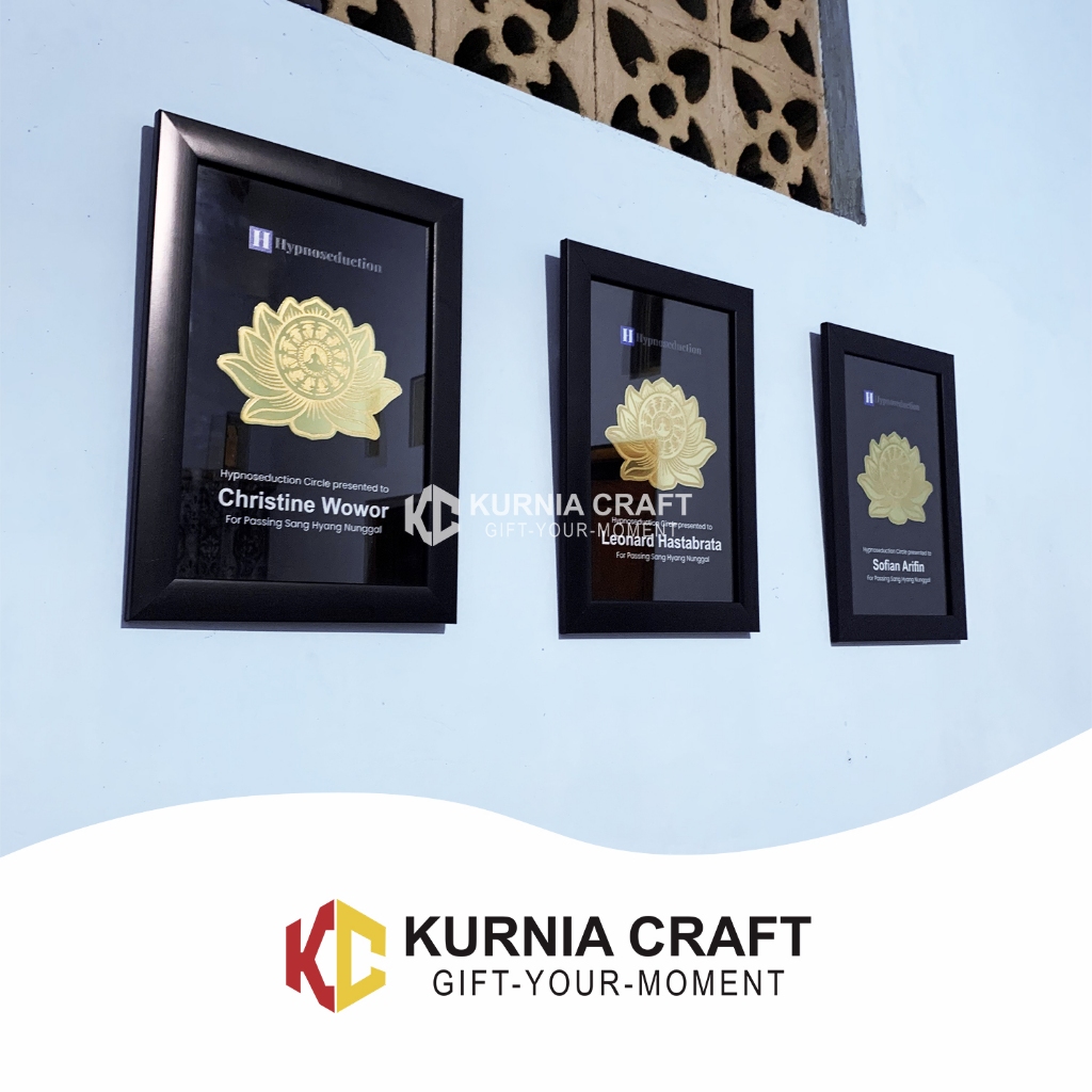 Plakat pigura custom model kombinasi akrilik dan logam kuningan. Include box bludru