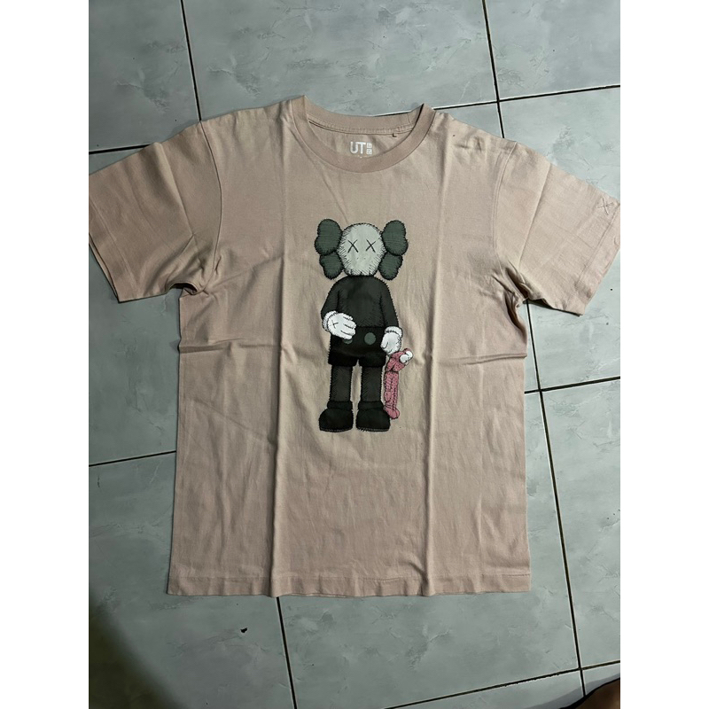 kaos baju uniqlo x kaws pymnt
