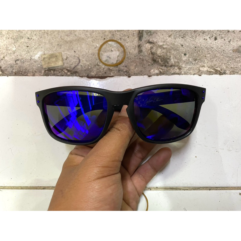 KACAMATA OAKLEY HOLBROOK JULIAN WILSON HITAM LOGI BIRU LENSA MIROR BIRU Second ori