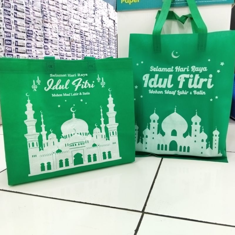 

1 Lusinan isi 12 pcs Tas Kain Spunbond Goodie Bag Sablon Tulisan Lebaran Idul Fitri