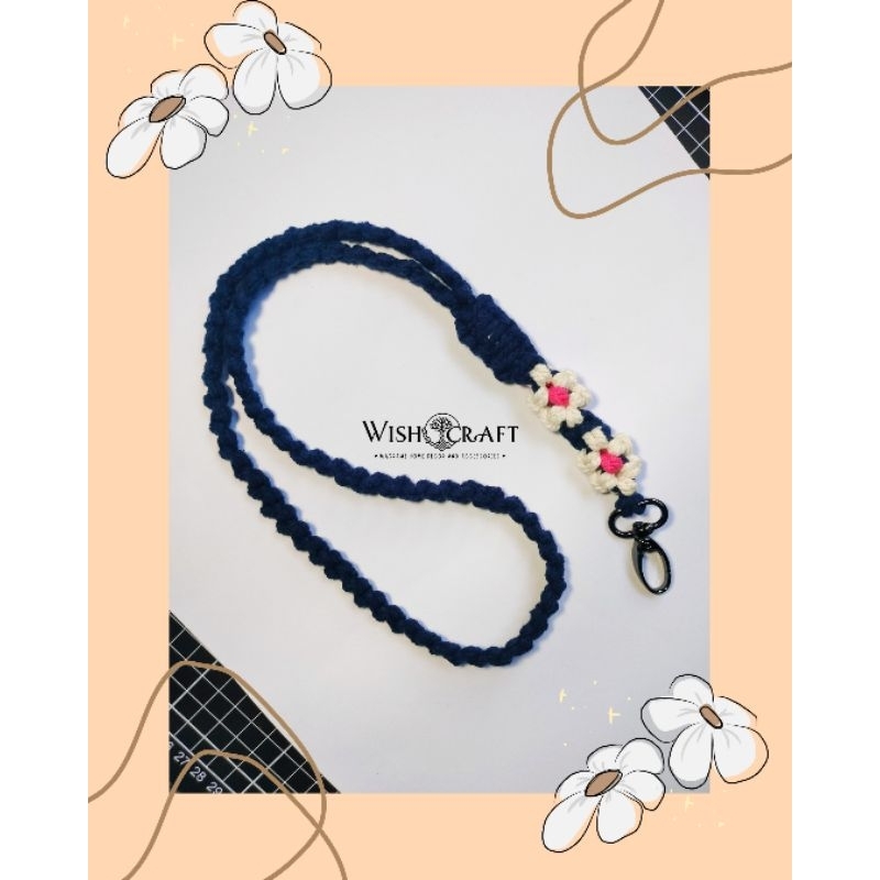 

Lanyard Macrame Estetik – Gantungan ID Card, Kunci, dan HP dengan Aksen Daisy Unik