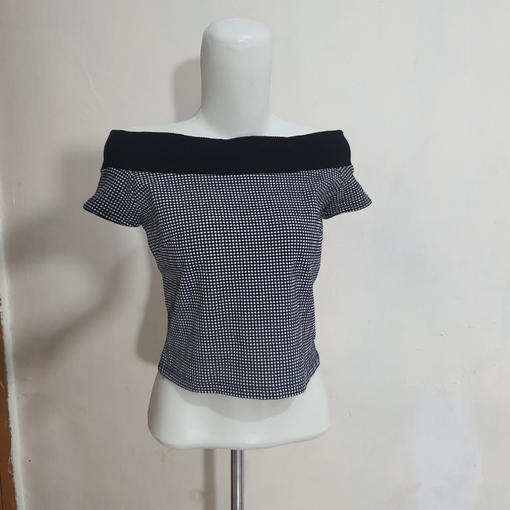 PRELOVED Crop Top / Atasan Sabrina / Atasan Hitam / Atasan Motif Houndstooth