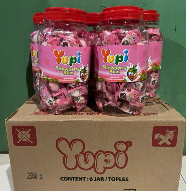 

(DUS / 6 TOPLES) -Permen Yupi Toples Stroberi Kiss Jar 300gr 6 Toples