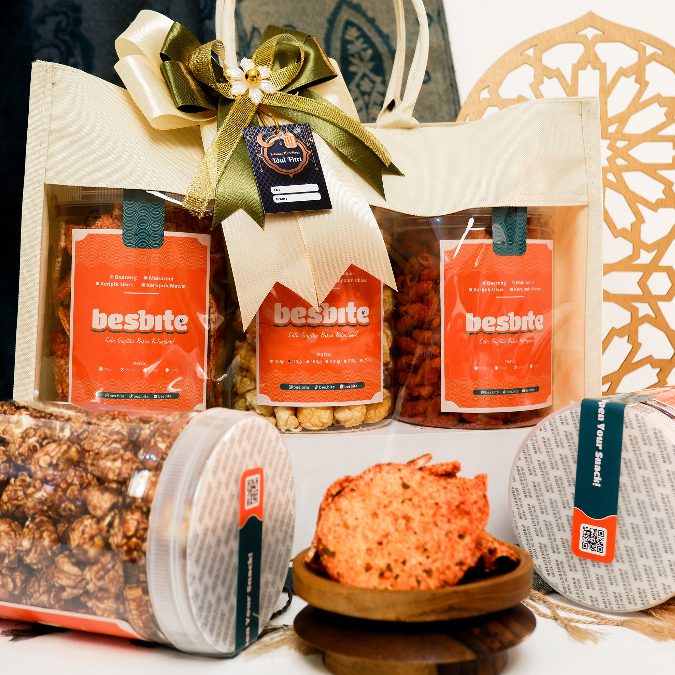 

Hampers Lebaran - Bingkisan Lebaran - Hampers Snack Pedas Manis