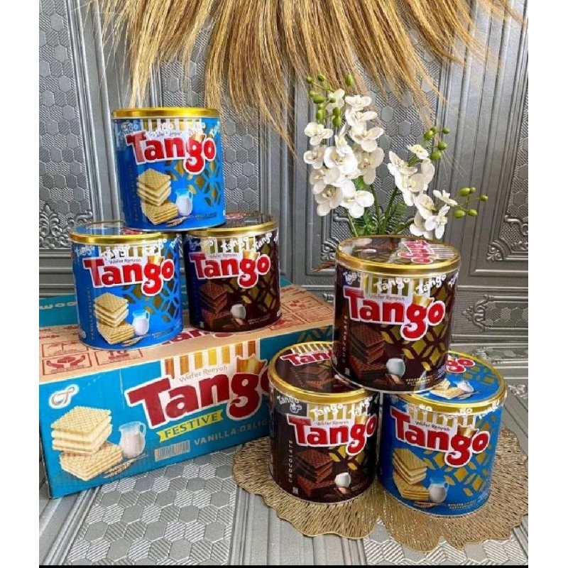 

wafer tango kaleng 240gr rasa coklat/vanila