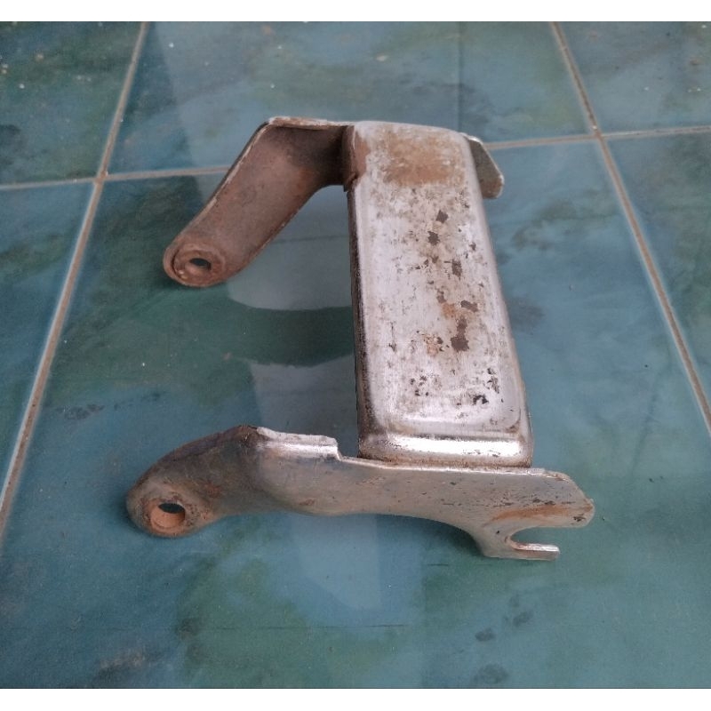 Bracket dudukan jok honda c70 pangkon dudukan jok belakang honda c70 c90 original