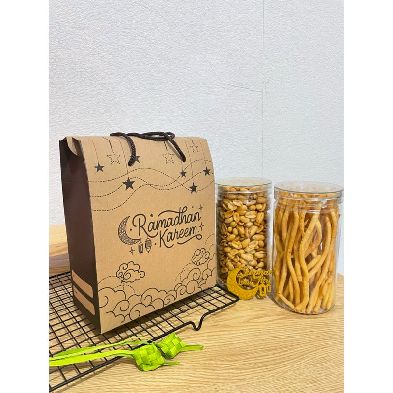 

Paket Hampers Lebaran Idul Fitri Kacang Bawang, Cheese Stick Edam, Keripik Bawang