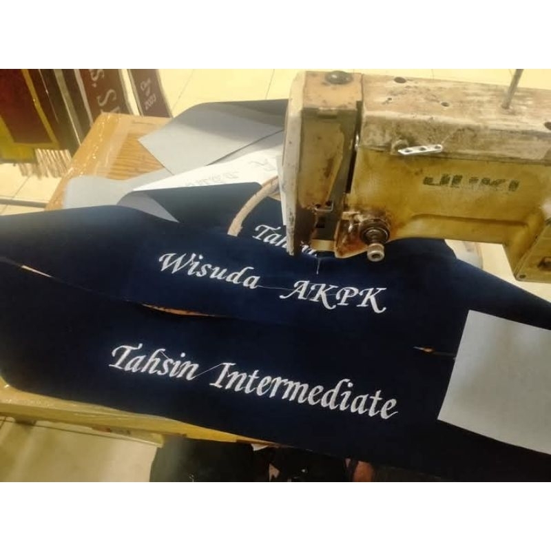 Selempang Wisuda Nama dan gelar /selempang satin/bludru pita ( bahan bludru pilihan tebal lembut dan