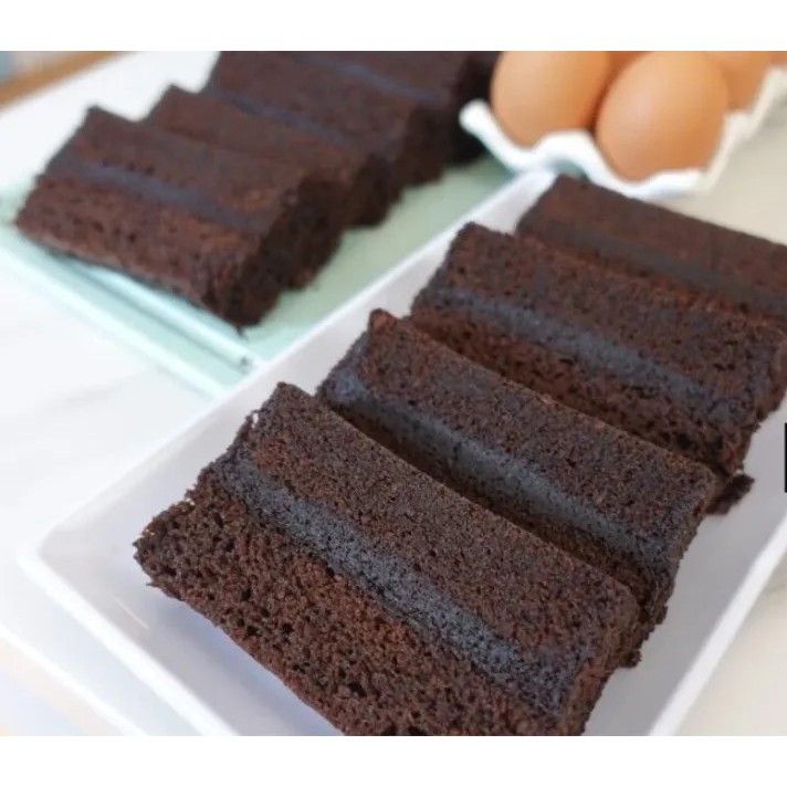 

Brownis kukus coklat segi empat utuh -brownis kukus coklat kental di tengah