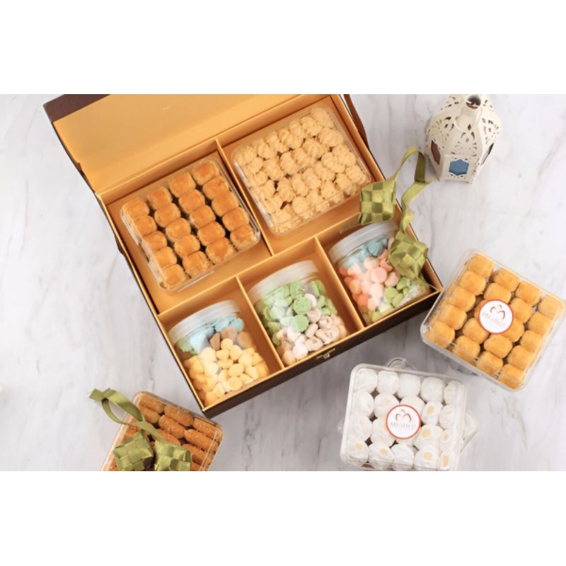

Bingkisan Hampers / Parcel Isian Kue Kering / Cookies / Makanan Ringan Cantik Kekinian Unik Mewah untuk Hari Raya Idul Fitri / Lebaran 2025 Gratis Kartu Ucapan (Boleh Random/ Pilih 5 Jenis Kue Sendiri)