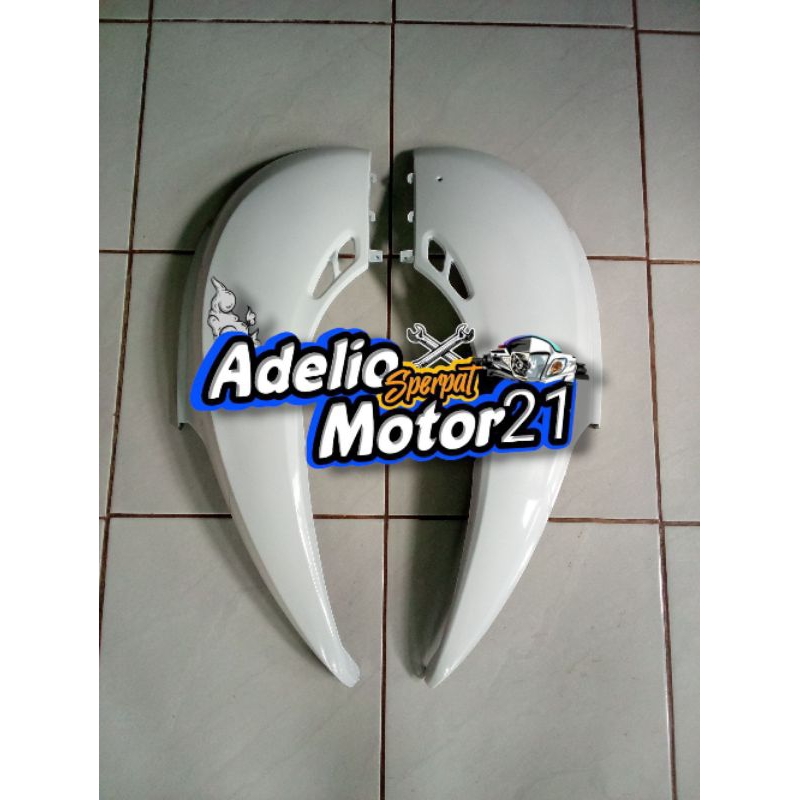 body belakang Scoopy karbu kanan kiri warna putih