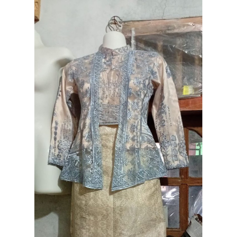 kebaya wanita biru muda