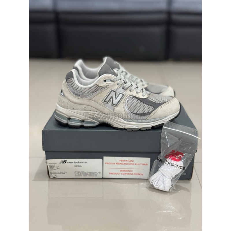 Sepatu Second New balance 2002R rain cloud grey size 39,5 Original resmi PT.Map
