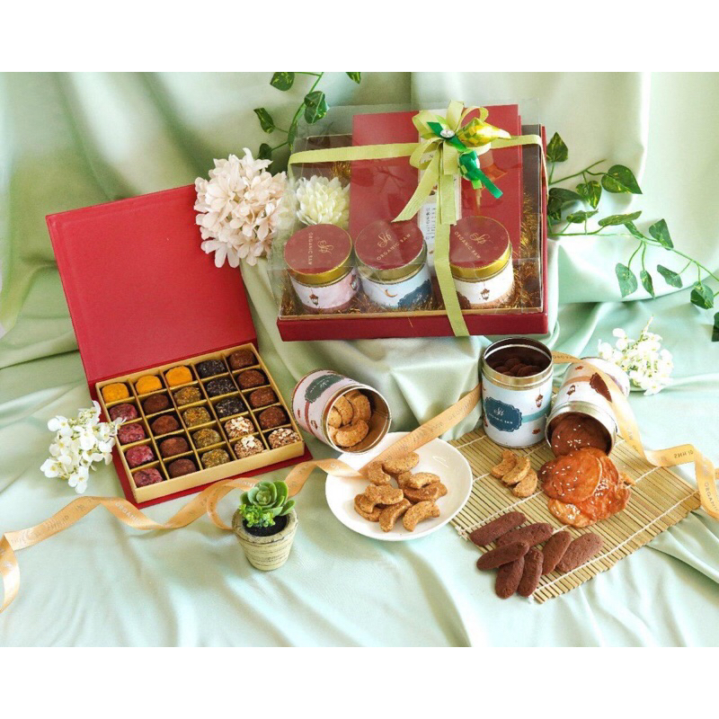 

EIDHampers Gift Box T25 + 3 Jars Cookies