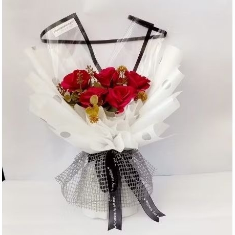 Buket Bunga Mawar Merah Kertas Putih