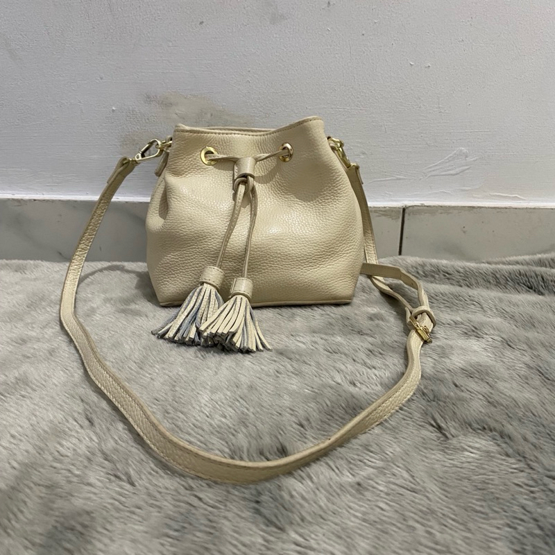sling bag mini serut krem kulit asli preloved