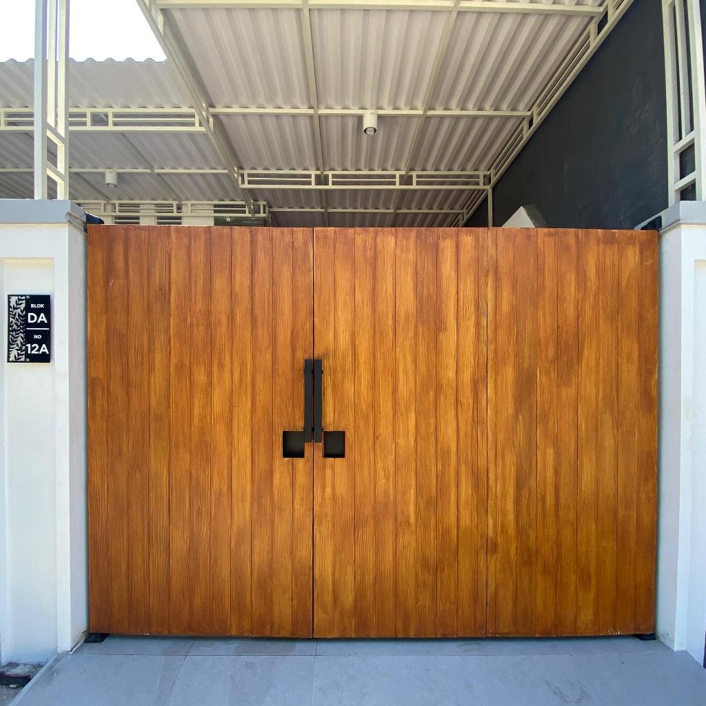 Pagar woodplank rangka besi hollow / pagar rumah tertutup