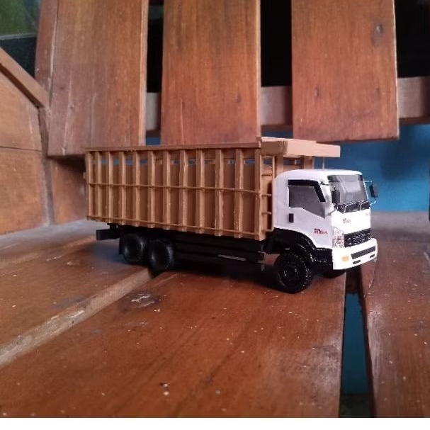 Miniatur Truk Isuzu giga bak coklat