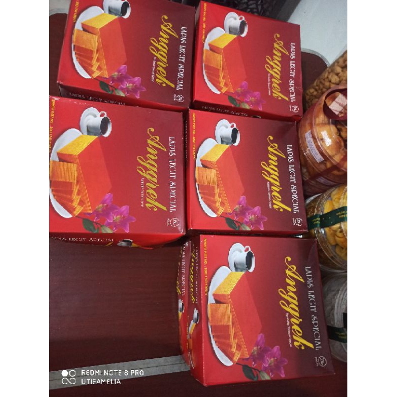 LAPIS LEGIT ANGGREK PALMERAH