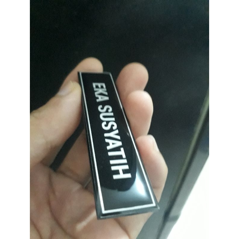 

Nametag Garis Kotak & Tulisan Putih, akrilik 2mm Hitam (Name Tag, pin Nama)