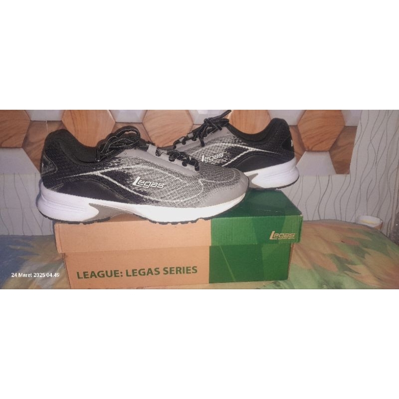 Sepatu legas minus , sendal bekas minus , sepatu sendal preloved minus