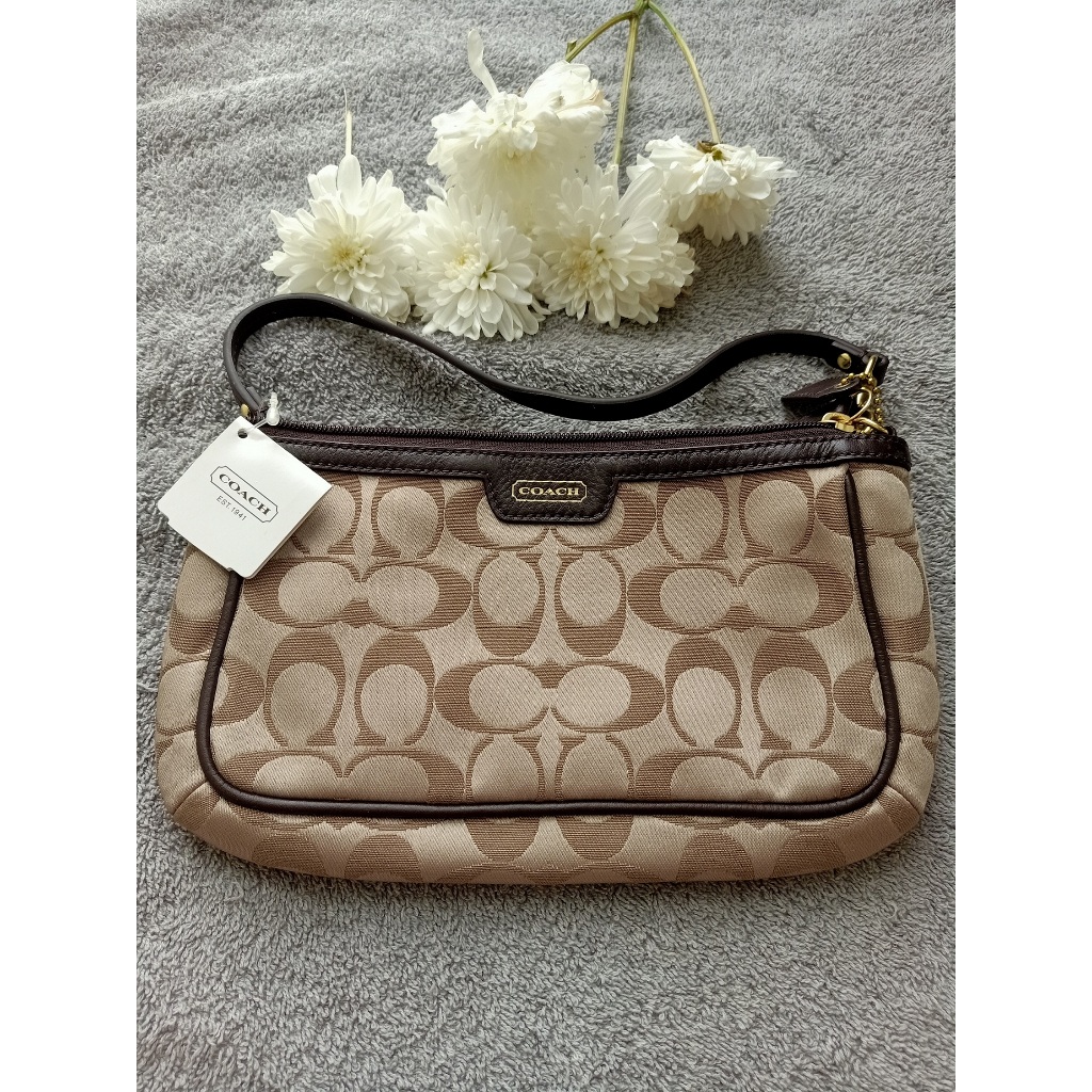 Tas Coach Wristlet Classic – gold color