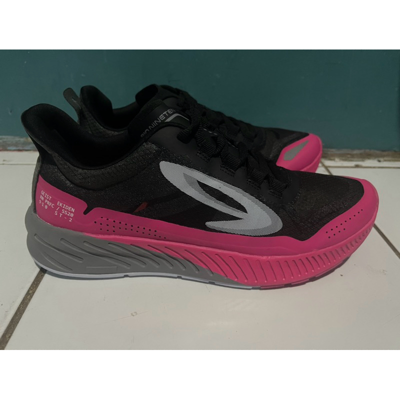 SEPATU RUNNING 910 GEIST EKIDEN SIZE 41
