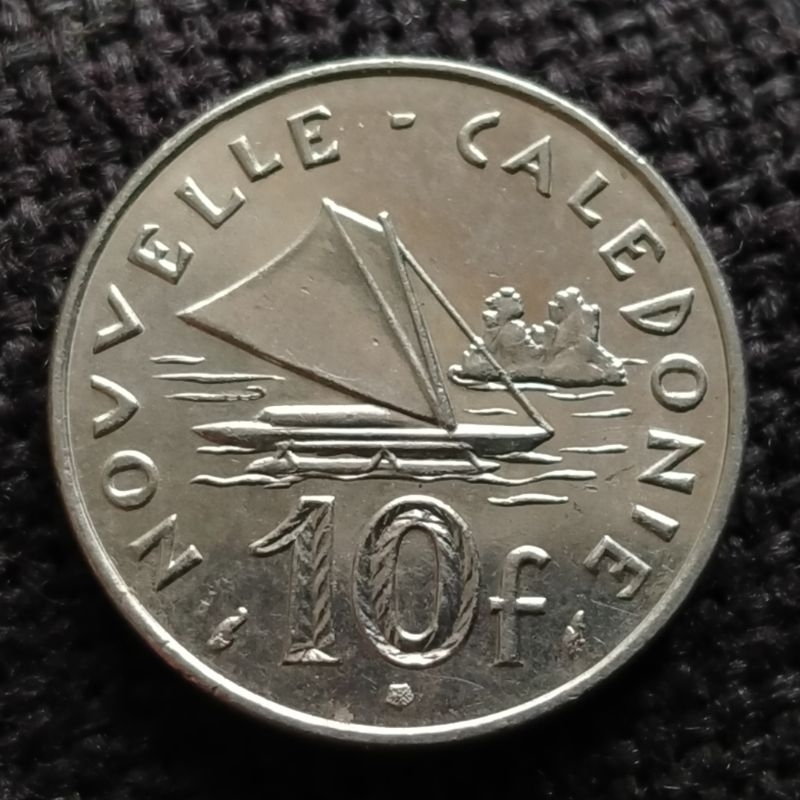 Koin Kuno Caledonia 10 Francs perahu tahun 1983