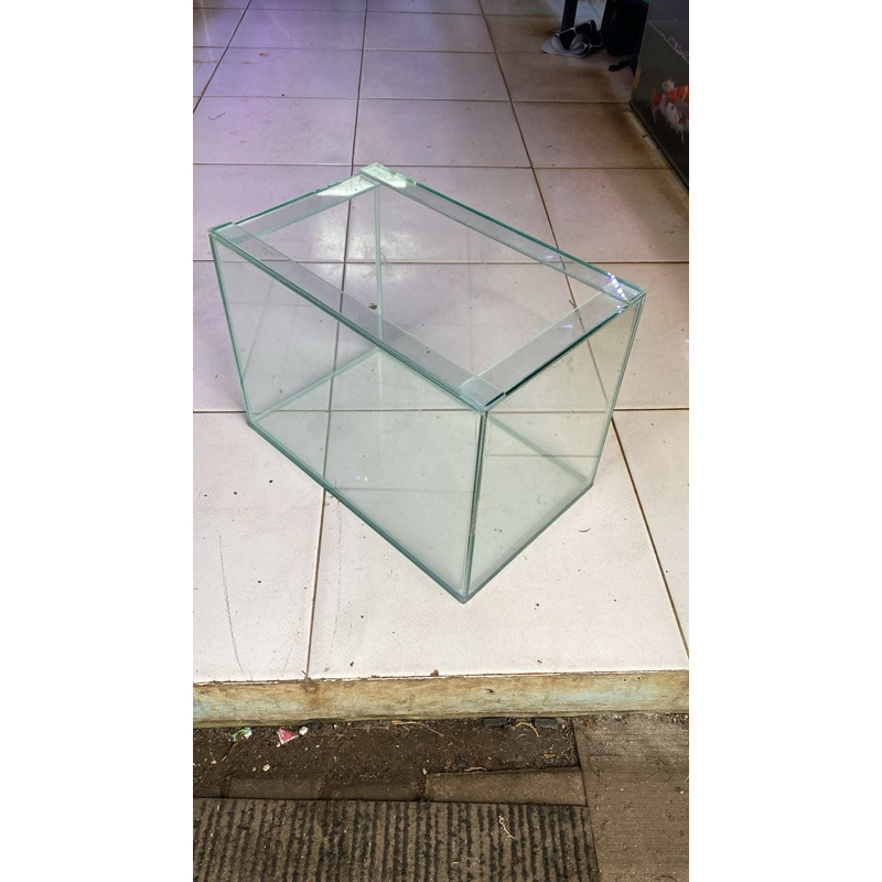 Aquarium kaca ukuran 40x25x28cm cm kaca bening, mulus..

Ketebalan Kaca 5mm