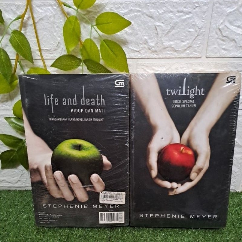 NOVEL TWILIGHT LIFE AND DEATH EDISI SPESIAL SEPULUH TAHUN BY STEPHENIE MEYER