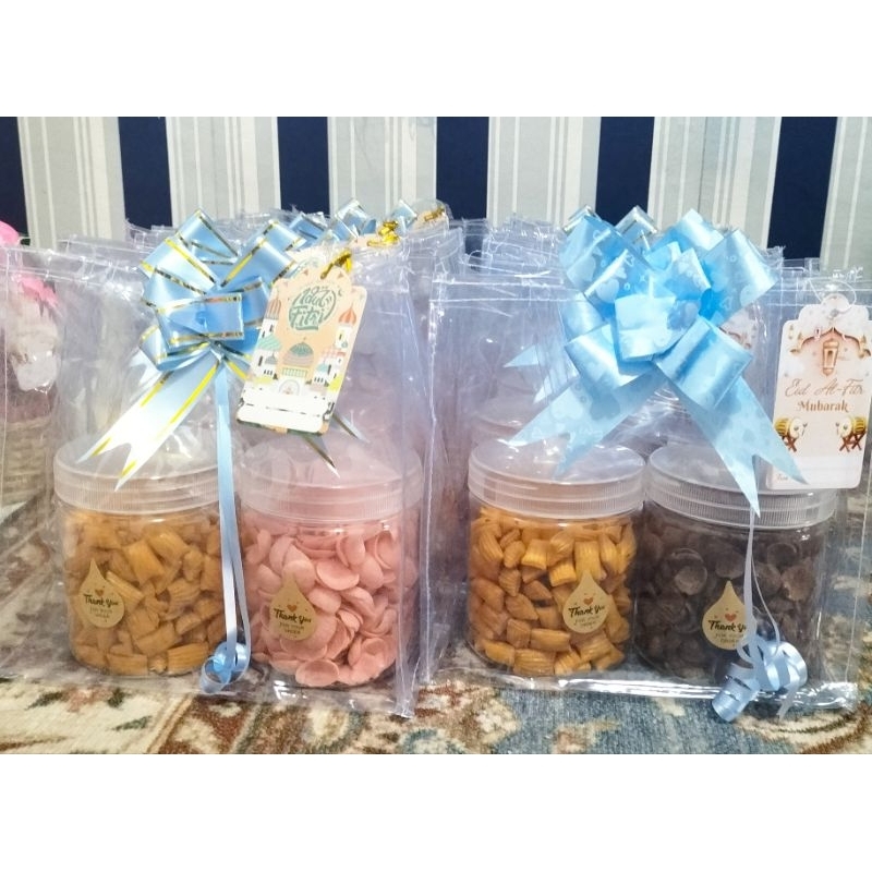 

Hampers/kado ultah atau hari spesial isi ada 2 toples aneka cemilan