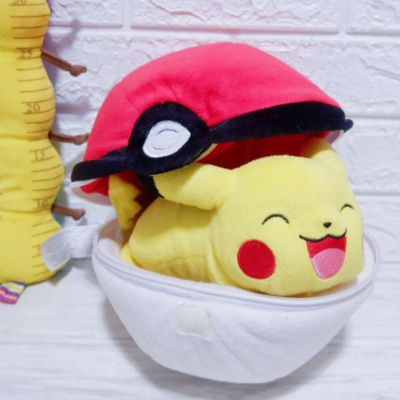 Boneka Pokemon Pikachu dalam PokeBall Tomy