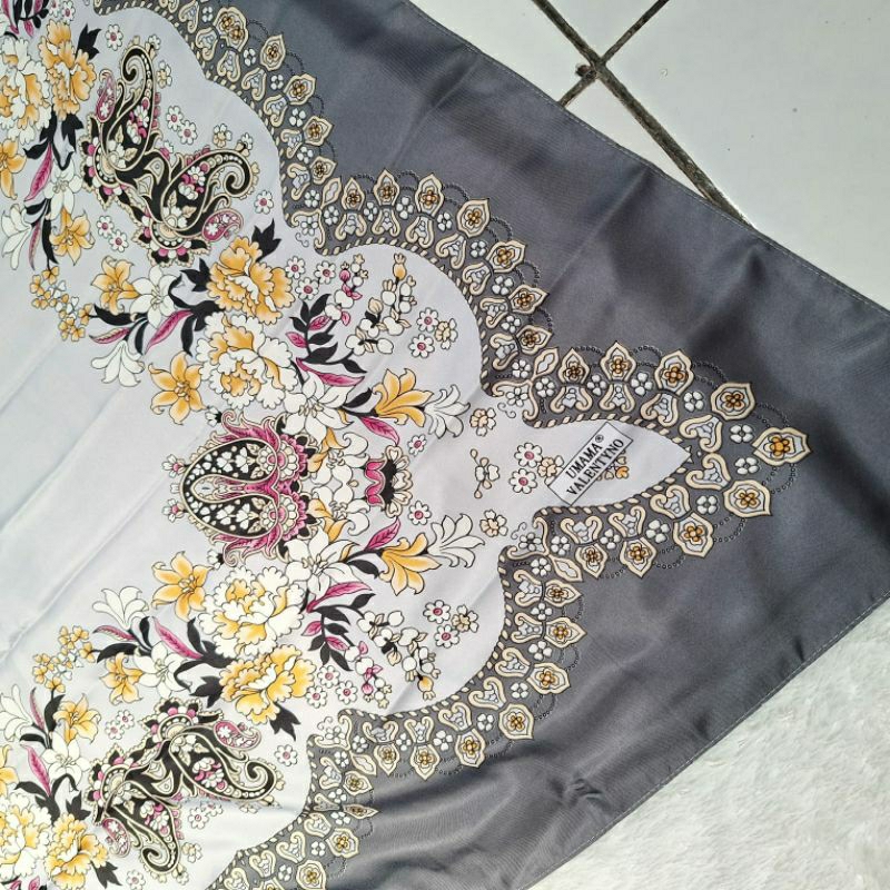 hijab segiempat satin sutra umama abu motif