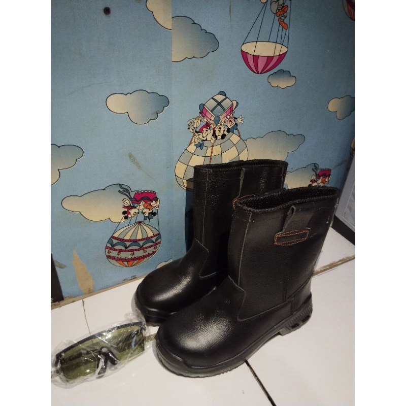 sepatu safety boots hitam pria + kacamata kualitas terbaik