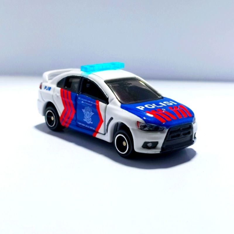 Diecast skala 1/64 tomica mitsubishi lancer evolution x kastem mobil polisi indonesia patwal pjr sca