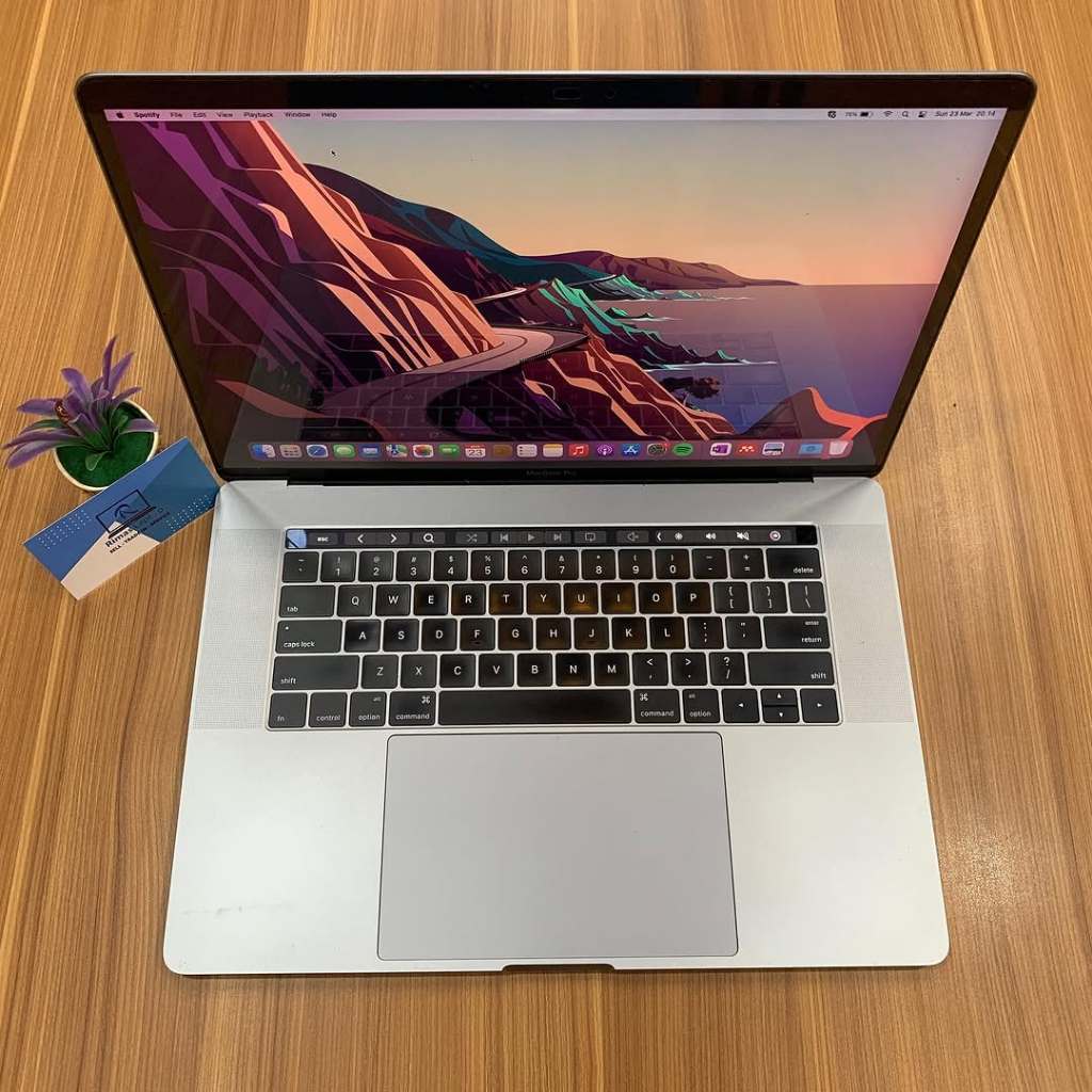 MACBOOK PRO TOUCHBAR CORE i7 RAM 16GB SSD 256GB SECOND/BEKAS