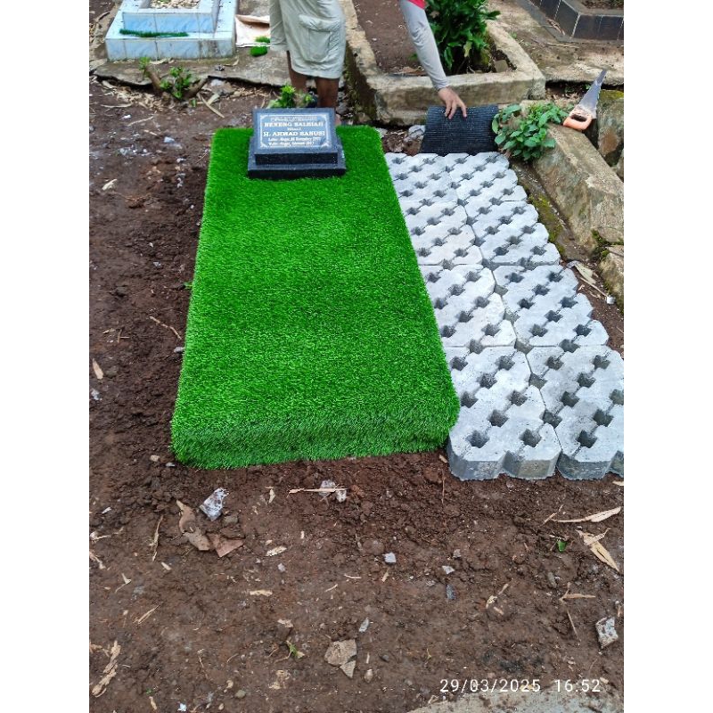 makam rumput sintetis