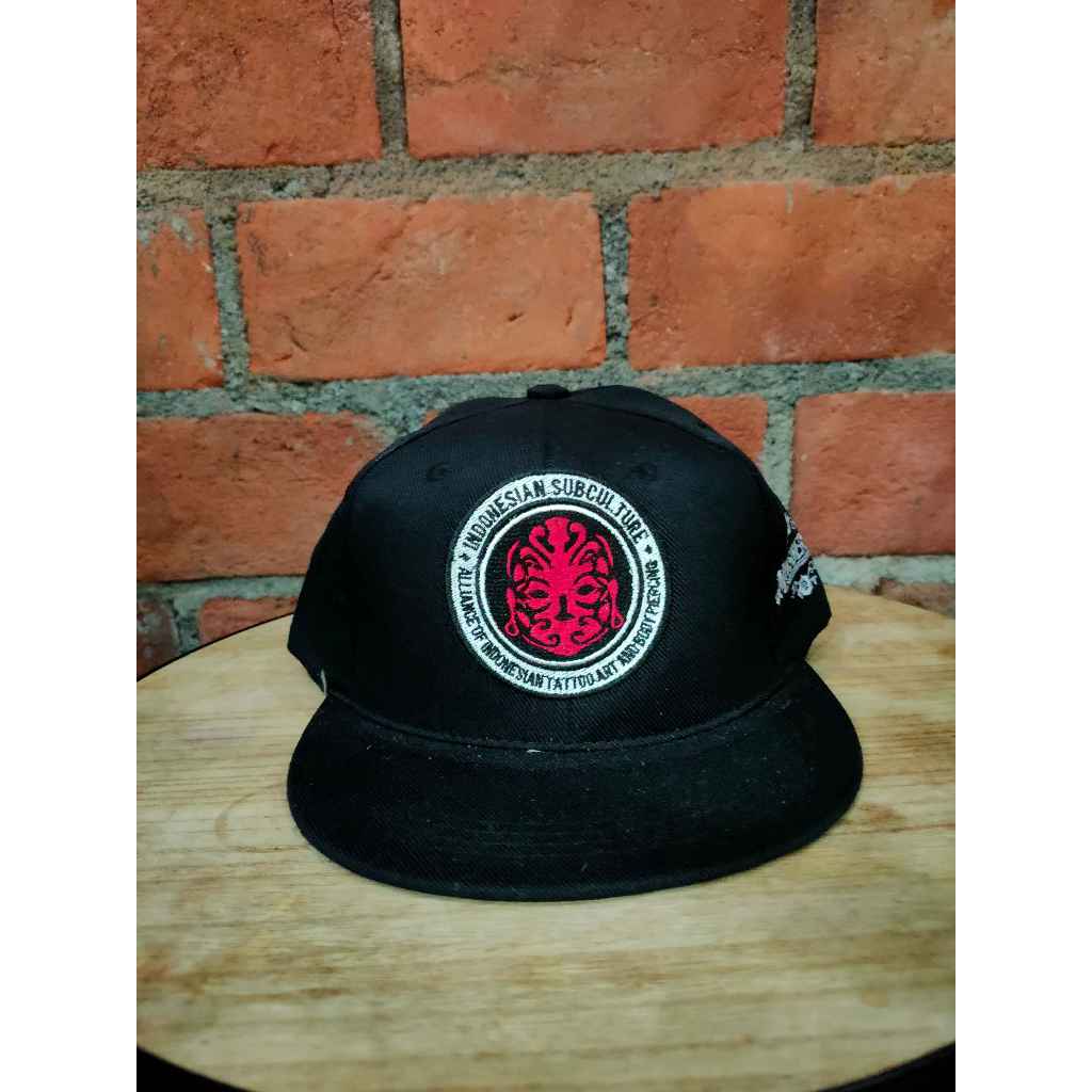 Topi Snapback Distro Bordir Tebal Logo INDONESIAN SUBCULTURE – Pria & Wanita, Adjustable