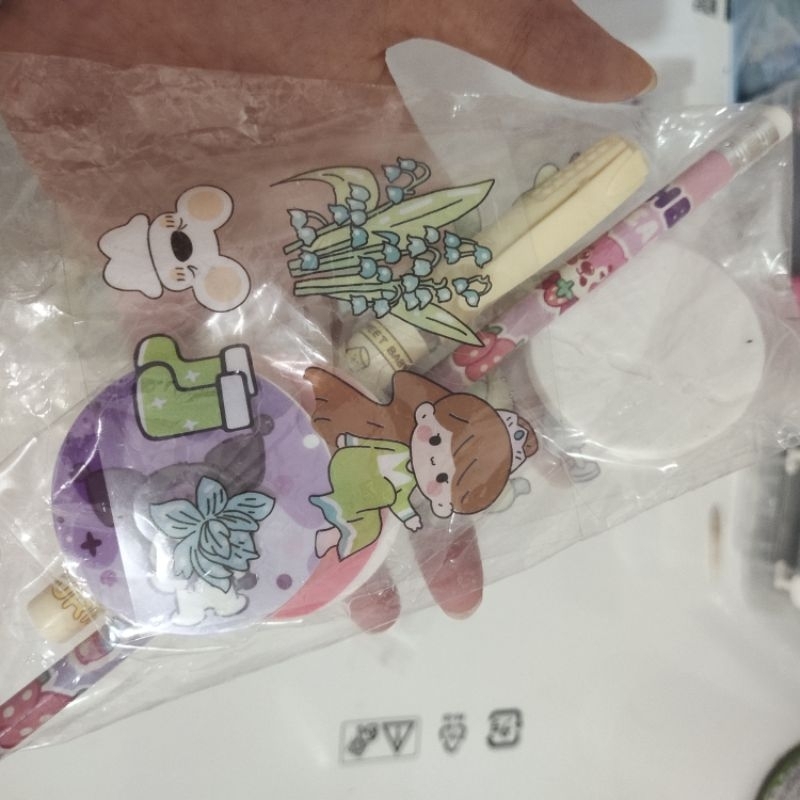 

1 paket alat tulis