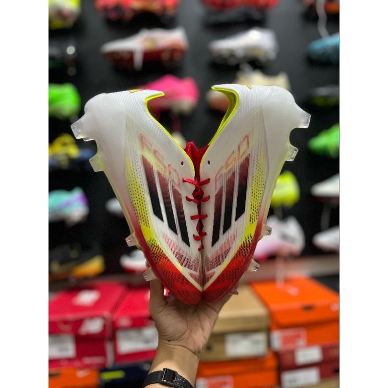 Sepatu bola f50