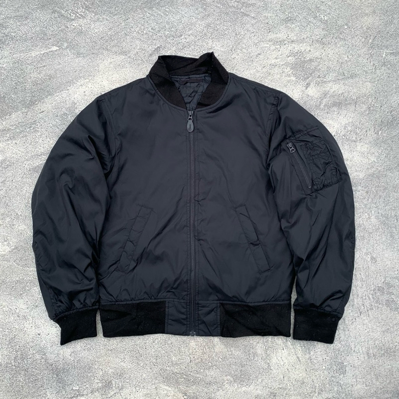 Uniqlo Bomber Hitam