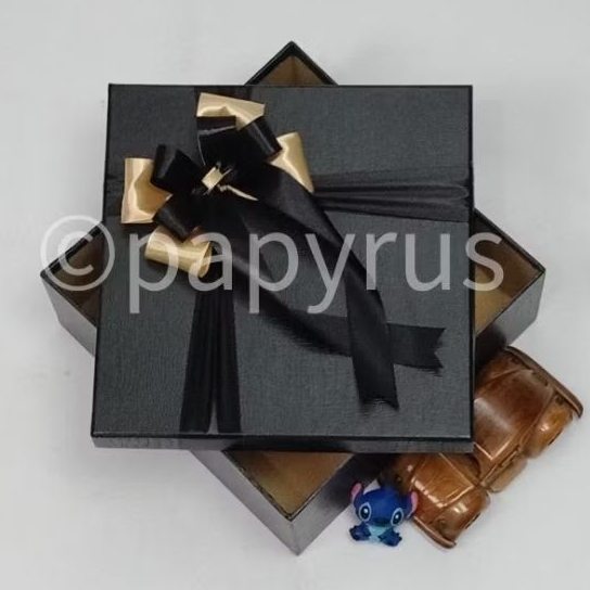 

PAPYRUS 22,5x22,5 Tinggi 5cm Kotak Kado Gift Box Hadiah V2