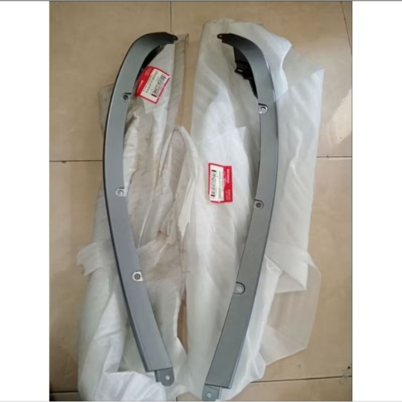 Cover Molding kanan dan kiri untuk motor Scoopy carbu Part number 64420KYT900VSM dan 64430KYT900VSM