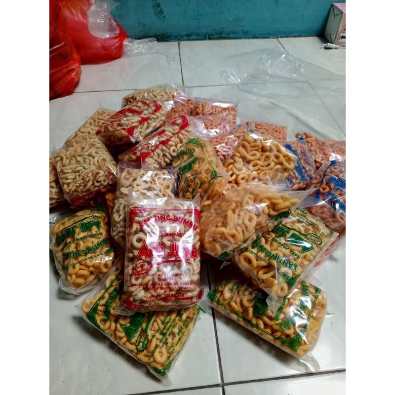 

Lanting khas kebumen, lating angka delapan rasa original,rasa balado,rasa keju ,1 kg isi 3 bungkus.