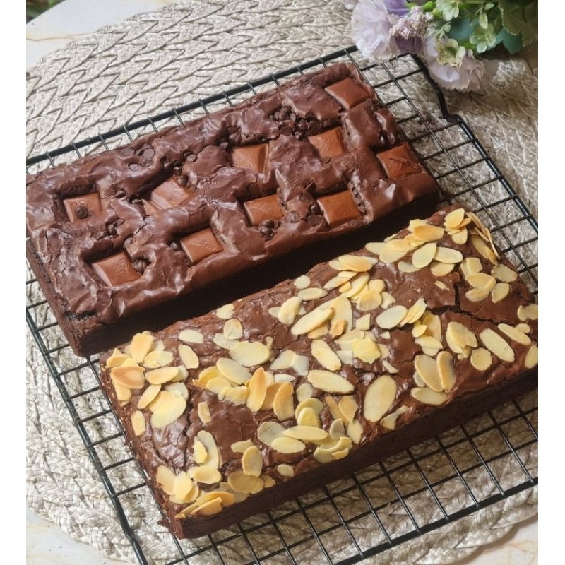 

Brownies Almond / Brownies Cadbury panggang ukuran 10x20cm