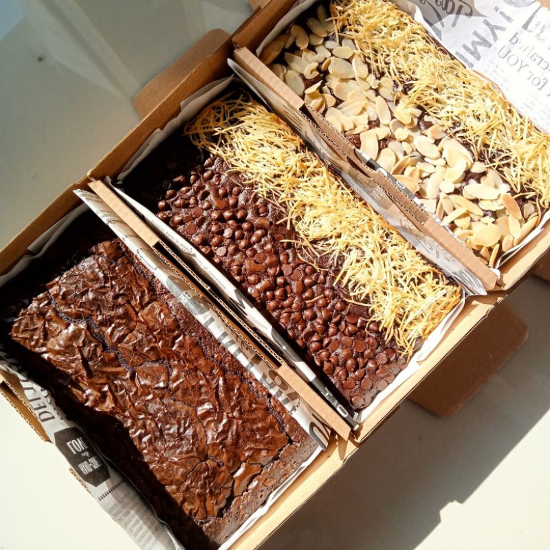 

FUDGY BROWNIES 20X10 | HAMPERS BROWNIES