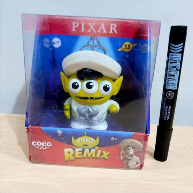 mainan action figure  Mattel Disney Pixar Alien Remix figure, specifically the Coco version featurin